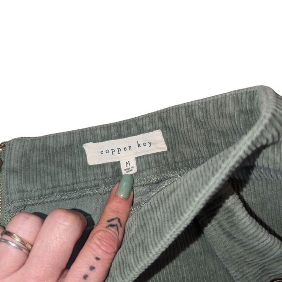 🛍️GREEN CORDUROY SKIRT SIZE MEDIUM - Picture 2 of 5